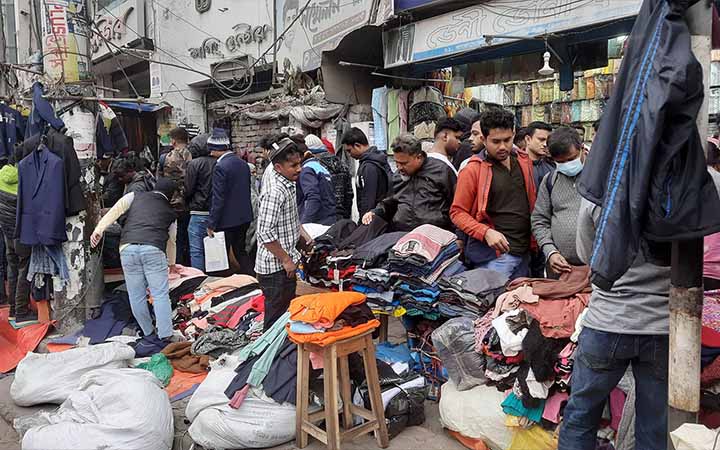 শীতের দাপটে ভিড় বেড়েছে গরম কাপড়ের দোকানে
